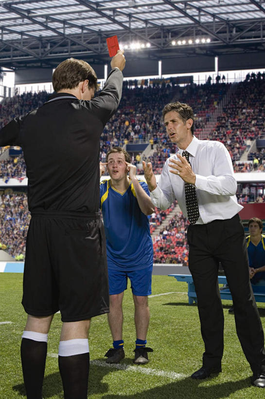 西方人,背部,三个人,运动员,体育馆,运动场,站,举,竖图,室外,白天,正面,运动服,足球,草地,草坪,植物,欧洲,欧洲人,裁判,握,阴影,服装,光线,影子,足球装备,警告,拿,拿着,注视,运动器械,体育场,草,衣服,蓝色,绿色,阳光,观察,看,托,站着,健身器械,警示,握着,服饰,观看,禁止,提醒,察看,衣着,穿着,关注,提示,限制,惩罚,健身器材,违规,处罚,犯规,红牌,运动馆,蹴鞠,衣饰,危险,足球运动,男人,男性,年轻男性,白种人,体育运动员,运动选手,举起,举手,举着,向上举,向上伸,向上托,站立,半身,彩图,运动器材,运动装