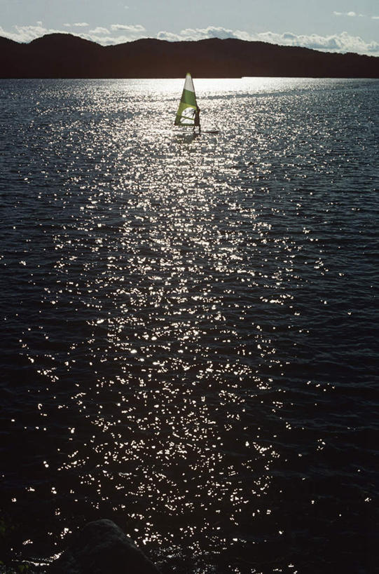 无人,竖图,室外,白天,正面,旅游,度假,湖,湖泊,美景,水,加拿大,阴影,波纹,光线,影子,湖面,景观,水流,水面,云,云朵,涟漪,云彩,娱乐,蓝色,白云,倒影,蓝天,水纹,天空,阳光,自然,波浪,湖水,天,享受,休闲,景色,放松,晴朗,倒映,北美,北美洲,自然风光,美洲,省会,水晕,北亚美利加洲,亚美利加洲,魁北克,魁北克城,魁北克省,魁北克市,反照,晴空,彩图