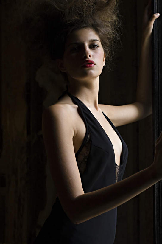 西方人,一个人,站,竖图,室内,白天,侧面,晚礼服,欧洲,欧洲人,仅一个年轻女性,仅一个女性,仅一个人,注视,黑色,扶,观察,看,站着,观看,察看,扶着,关注,燕尾服,年轻女性,女人,女性,白种人,站立,半身,彩图,晚宴服,舞会服,洋服,洋装,夜礼服