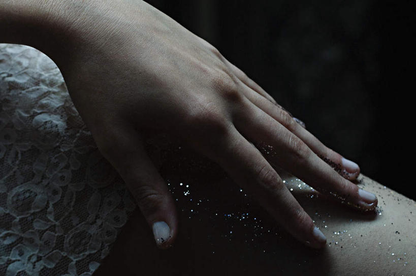 西方人,手,指甲,腿部,腿,一个人,摸,横图,俯视,室内,特写,白天,欧洲,欧洲人,仅一个年轻女性,仅一个女性,仅一个人,抚摸,阴影,反射,影子,袜子,手部,手指,丝袜,长筒袜,吊带袜,年轻女性,女人,女性,白种人,手指甲,触摸,接触,半身,彩图,高角度拍摄