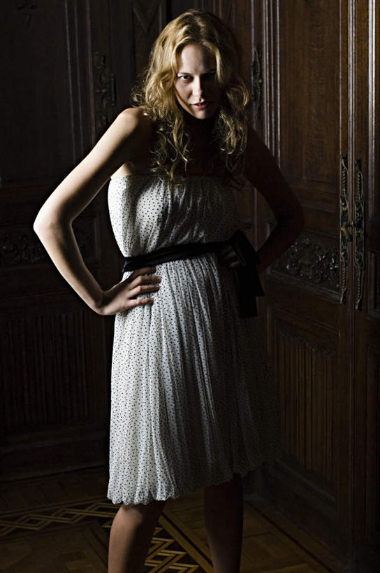 西方人,一个人,站,竖图,室内,夜晚,正面,裙子,欧洲,欧洲人,仅一个年轻女性,仅一个女性,仅一个人,连衣裙,墙,注视,手叉腰,墙壁,墙面,白色,抹胸,叉腰,观察,看,站着,观看,察看,双手叉腰,关注,抹胸裙,年轻女性,女人,女性,白种人,站立,半身,彩图