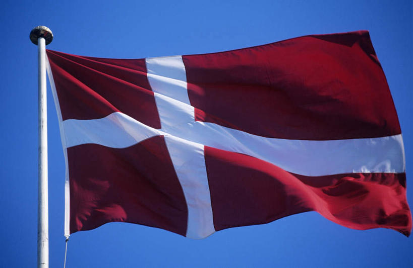 无人,横图,室外,特写,白天,仰视,旗帜,国旗,丹麦,欧洲,一面,阴影,飘扬,反射,影子,红色,蓝色,白色,蓝天,天空,天,晴朗,飘逸,北欧,飞扬,万里无云,丹麦王国,旗,晴空,晴空万里,彩图,低角度拍摄