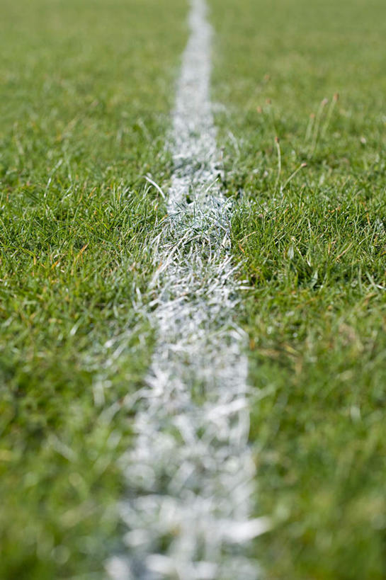 无人,足球场,体育馆,运动场,竖图,俯视,室外,特写,白天,草地,草坪,植物,朦胧,模糊,界线,体育场,草,绿色,田径场,界限,边界,绿茵场,运动馆,彩图,高角度拍摄,足球比赛场地