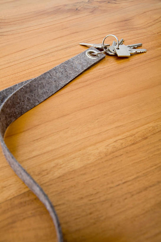 无人,竖图,俯视,室内,特写,白天,地板,静物,一根,地面,腰带,木地板,皮带,配饰,裤带,彩图,高角度拍摄