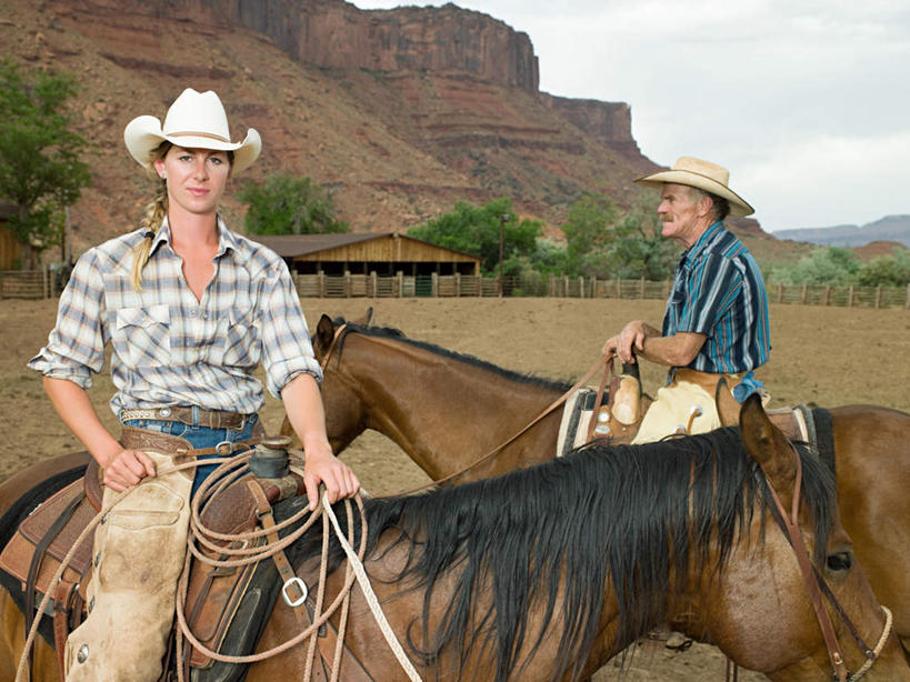 西方人,两个人,伙伴,朋友,家,木屋,坐,笑,微笑,露齿笑,横图,室外,白天,正面,友谊,草地,草坪,山,山脉,植物,马,野生动物,帽子,欧洲,欧洲人,握,服装,朦胧,模糊,山峰,云,云朵,山峦,拿,云彩,拿着,注视,休闲装,住宅,座位,马鞍,草,树,树木,衣服,蓝色,绿色,白云,蓝天,天空,自然,动物,群山,天,观察,看,休闲,休闲服,牛仔帽,握着,运输,服饰,牲畜,生长,晴朗,成长,观看,张开双腿,察看,两匹,关注,马鞭,马具,展开双腿,友情,老年男性,男人,男性,年轻女性,女人,女性,白种人,晴空,坐着,半身,彩图,茅舍,茅屋,棚屋,小木屋,小屋,伸展双腿