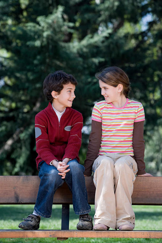 西方人,儿童,两个人,家庭,坐,笑,说,微笑,露齿笑,竖图,室外,白天,正面,讨论,纯洁,树林,植物,椅子,欧洲,欧洲人,阴影,服装,朦胧,模糊,光线,影子,长椅,木椅,注视,休闲装,树,树木,小孩,衣服,绿色,阳光,自然,休闲,温暖,温馨,一家人,休闲服,可爱,童年,童趣,凝视,服饰,生长,成长,和睦,凝望,童真,烂漫,无邪,谛视,交流,天真,男孩,男人,男性,女孩,女人,女性,白种人,沟通,讲话,交谈,商讨,说话,谈话,坐着,彩图,全身,融洽,男生,女生