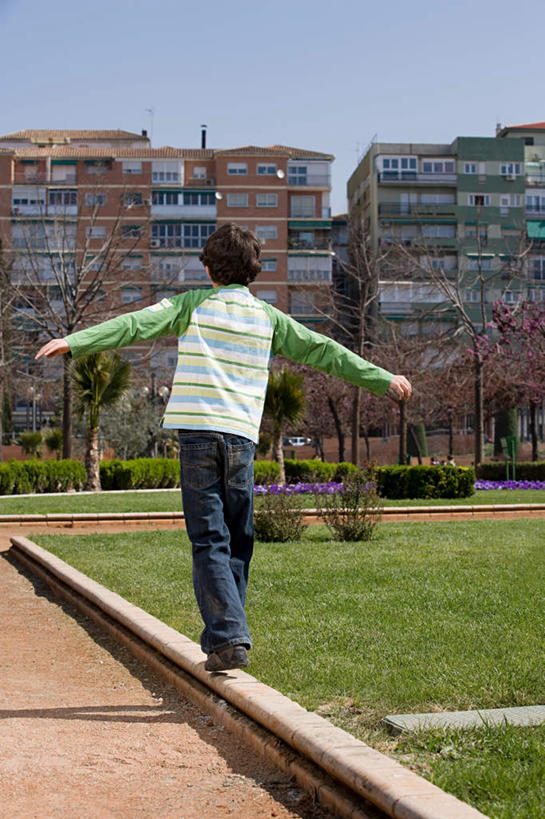 西方人,儿童,一个人,高楼大厦,站,伸展双臂,竖图,室外,白天,纯洁,办公楼,草地,草坪,植物,大厦,建筑,摩天大楼,写字楼,欧洲,欧洲人,仅一个男性,仅一个人,阴影,服装,光线,影子,休闲装,草,树,树木,小孩,背面,衣服,蓝色,绿色,蓝天,天空,阳光,自然,楼宇,天,站着,仅一个小孩,休闲,休闲服,商务楼,可爱,童年,童趣,服饰,生长,晴朗,成长,童真,烂漫,无邪,万里无云,天真,男孩,男人,男性,白种人,孩子,晴空,晴空万里,敞开双臂,伸开双臂,展开双肩,站立,张开手臂,张开双臂,彩图,全身,大楼,高层建筑,高楼,摩天楼,男生