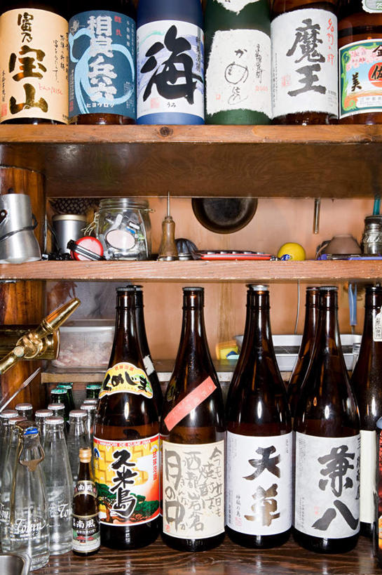 清酒,无人,餐厅,竖图,室内,特写,白天,正面,一排,许多,整齐,并列,并排,木制,陶瓷,陶瓷制品,酒类,很多,架子,玻璃制品,酒,酒瓶,饮料,排列,玻璃瓶,木制品,瓶子,队列,平行,彩图,餐馆,饭店,饭馆,清酒瓶