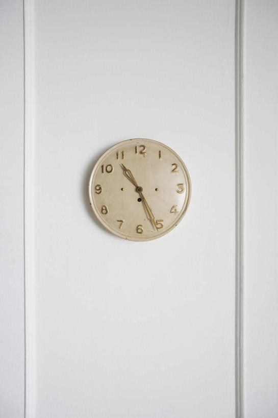 无人,竖图,室内,特写,白天,正面,静物,时间,标志,时钟,数字,文字,字符,墙,计时,标识,墙壁,墙面,挂钟,钟表,表,阿拉伯数字,钟,彩图