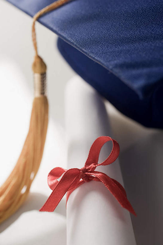 无人,竖图,俯视,室内,特写,白天,白色背景,静物,帽子,阴影,反射,丝绸,丝带,文凭,影子,缎带,绸带,一个,红色,蓝色,摄影,影棚,单个,捆绑,证书,博士帽,学位证,学位证书,一顶,绑缚,学位帽,彩图,高角度拍摄,影棚拍摄,拍摄