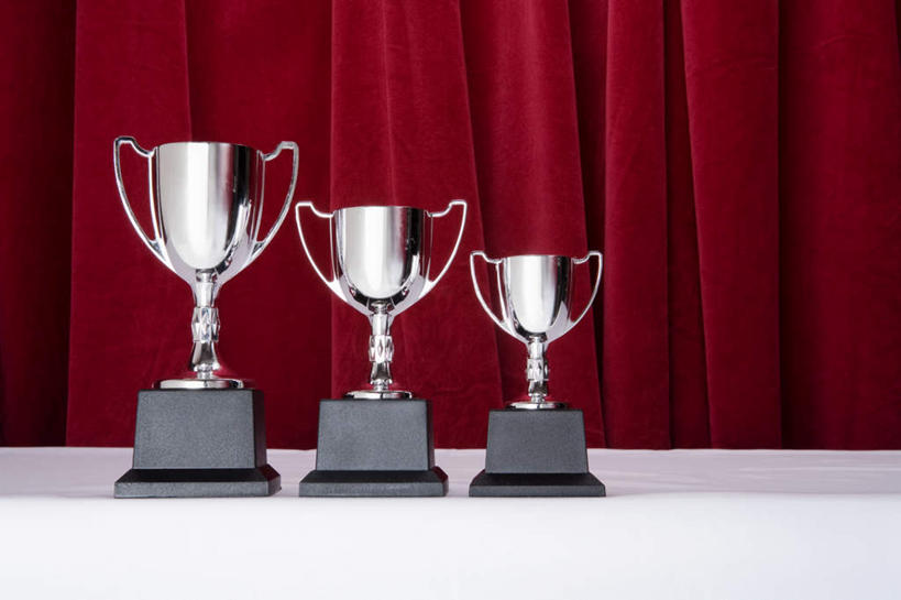 无人,横图,室内,特写,白天,正面,成功,胜利,桌子,静物,一排,整齐,办公桌,排列,三个,红色,光彩,帷幕,队列,帷幔,幕布,荣誉,幕帘,奖品,荣耀,帷幔布,光荣,彩图,奖杯