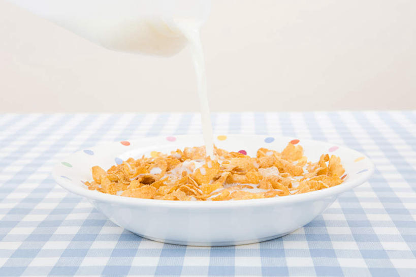 牛奶,无人,客厅,横图,俯视,室内,特写,白天,早餐,餐桌,桌子,玻璃,一堆,许多,倒,堆叠,堆积,朦胧,模糊,布料,壶,陶瓷,墙,谷物,食品,陶瓷制品,饮品,营养,布纹,美食,饮食,墙壁,墙面,玻璃制品,水壶,桌布,饮料,一个,蓝色,白色,餐巾,茶壶,容器,台布,碗,保健,单个,餐台,储藏,堆,麦片,乳制品,起居室,奶,储存,安神,客堂,彩图,高角度拍摄,贮存