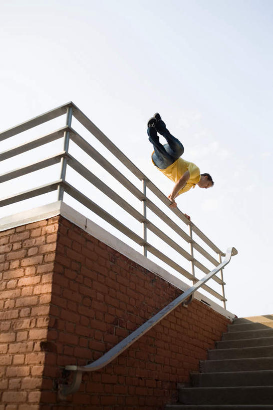 西方人,一个人,栏杆,跳,竖图,室外,白天,仰视,运动服,锻炼,旅游,度假,运动,楼梯,欧洲,欧洲人,仅一个男性,仅一个人,仅一个中年男性,阴影,服装,光线,扶手,影子,阶梯,半空,注视,娱乐,护栏,台阶,衣服,蓝色,蓝天,天空,阳光,天,低头,观察,看,享受,休闲,放松,服饰,晴朗,观看,察看,衣着,穿着,关注,室外运动,户外运动,万里无云,衣饰,跑酷,男人,男性,中年男性,白种人,晴空,晴空万里,跳跃,彩图,低角度拍摄,全身,健身,运动装