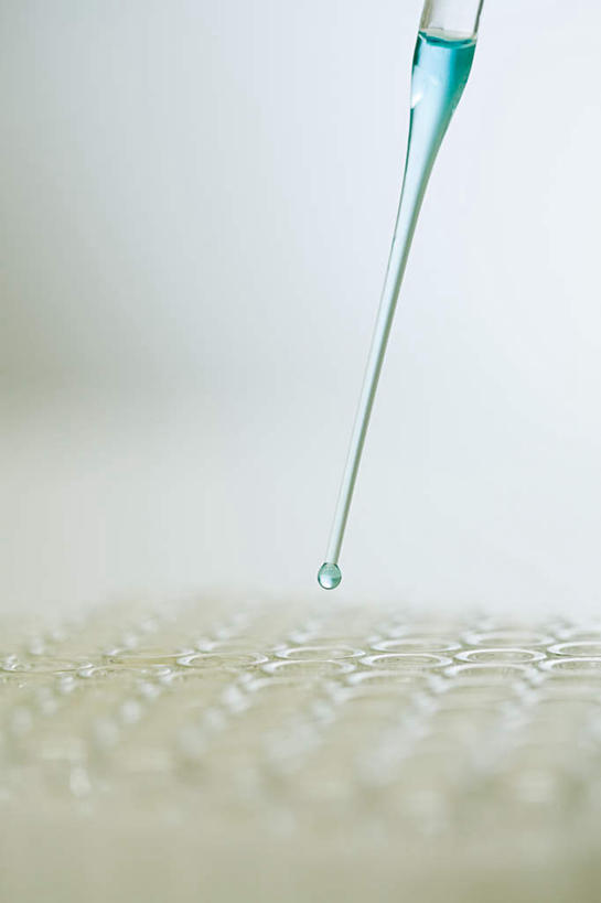 无人,竖图,俯视,室内,特写,白天,实验,仪器,桌面,桌子,朦胧,模糊,研究,透明,分析,化学,测试,木制,滴管,试管架,液体,实验室,研究室,架子,玻璃制品,木制品,器皿,计量,试验室,玻璃仪器,试验耗材,实验用品,吸液管,移液管,彩图,高角度拍摄