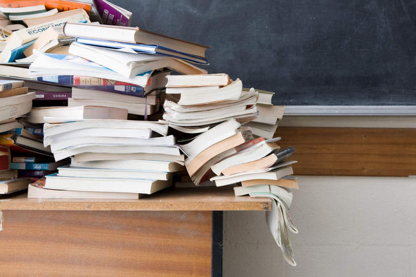 无人,横图,室内,白天,正面,看书,阅读,桌子,书籍,一堆,许多,学习,堆叠,堆积,墙,很多,书桌,墙壁,墙面,课桌,黑板,书本,看,教室,读书,教学,浏览,堆,课堂,耐磨,教学黑板,书,图书,彩图