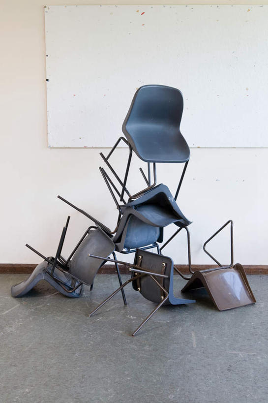 无人,竖图,室内,白天,正面,椅子,一堆,许多,堆叠,堆积,墙,很多,凌乱,墙壁,墙面,教室,堆,混乱,课堂,纷乱,缭乱,庞杂,彩图