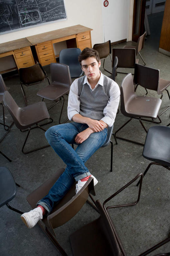 西方人,一个人,坐,竖图,俯视,室内,白天,桌子,椅子,欧洲,欧洲人,仅一个男性,仅一个人,服装,英文,笔,标志,工具,文字,字符,字母,墙,二郎腿,注视,休闲装,标识,书桌,墙壁,墙面,仅一个年轻男性,衣服,粉笔,课桌,学习用品,黑板,观察,看,休闲,休闲服,教学,服饰,观看,英文字母,文具用品,察看,关注,耐磨,白垩,教学黑板,男人,男性,年轻男性,白种人,抬头,仰头,坐着,彩图,高角度拍摄,全身