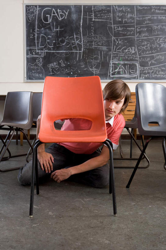 西方人,一个人,蹲,竖图,室内,白天,正面,椅子,欧洲,欧洲人,仅一个男性,仅一个人,躲藏,服装,英文,笔,标志,工具,文字,字符,字母,注视,休闲装,标识,仅一个年轻男性,衣服,粉笔,学习用品,黑板,观察,看,休闲,教室,休闲服,教学,服饰,观看,英文字母,文具用品,察看,隐蔽,隐藏,课堂,关注,埋没,潜藏,暗藏,耐磨,白垩,教学黑板,男人,男性,年轻男性,白种人,蹲着,彩图,全身