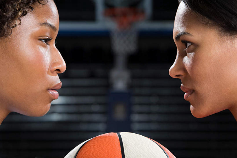 西方人,脸,头,脸颊,两个人,运动员,站,横图,室内,特写,白天,侧面,篮球,欧洲,非洲,黑人,欧洲人,阴影,朦胧,模糊,反射,篮球框,影子,篮球装备,运动器械,肩膀,相视,一个,站着,面对面,健身器械,篮球网,单个,对视,相对,健身器材,篮球运动,篮球板,相看,对手,年轻女性,女人,女性,非洲人,头部,脸部,脸蛋,面部,体育运动员,运动选手,站立,半身,彩图,运动器材