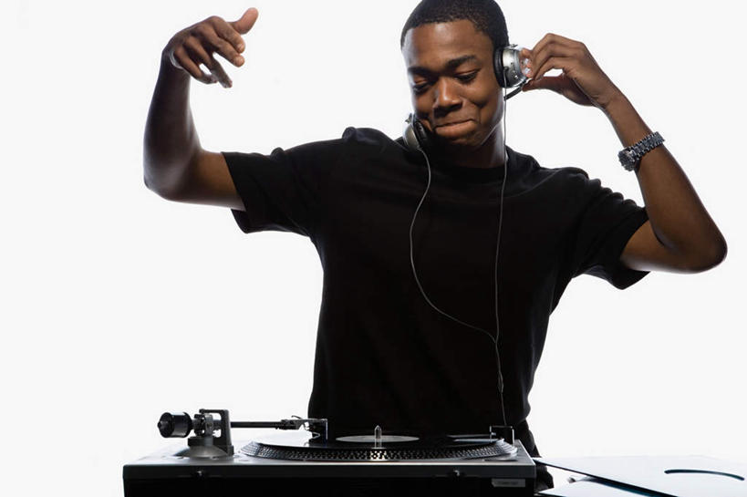 西方人,一个人,站,闭眼,横图,室内,白天,白色背景,正面,T恤衫,陶醉,快乐,满意,幸福,欧洲,非洲,黑人,欧洲人,仅一个男性,仅一个人,音响,音乐,听,T恤,音乐播放器,娱乐,仅一个年轻男性,一个,黑色,耳机,站着,享受,休闲,放松,摄影,影棚,单个,舒适,家用电器,享乐,主持人,留声机,唱片机,男人,男性,年轻男性,非洲人,闭眼睛,闭着眼,闭着眼睛,站立,半身,彩图,影棚拍摄,拍摄,播放器,沉醉