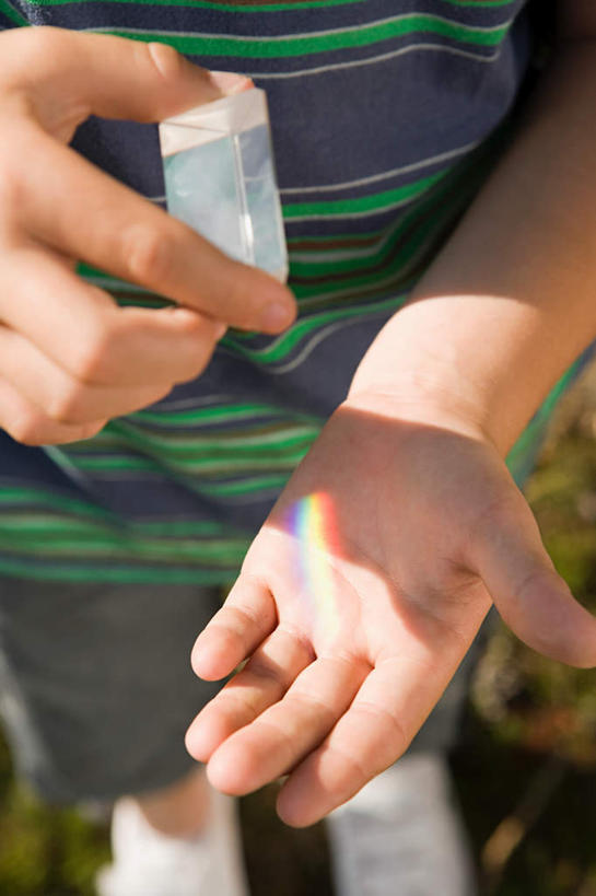 西方人,儿童,手,一个人,站,竖图,俯视,室外,特写,白天,纯洁,彩虹,欧洲,欧洲人,双手,仅一个男性,仅一个人,握,阴影,服装,透明,反射,光线,影子,休闲装,小孩,衣服,阳光,站着,仅一个小孩,休闲,手部,休闲服,可爱,童年,童趣,握着,服饰,镜片,童真,烂漫,无邪,通明,天真,男孩,男人,男性,白种人,孩子,虹,虹桥,七彩虹,天虹,站立,半身,彩图,高角度拍摄,男生