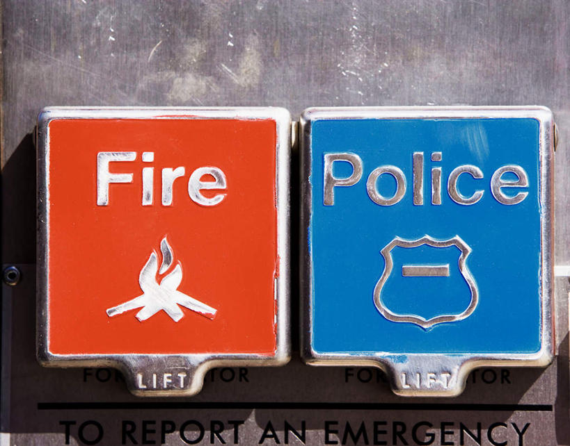 无人,横图,室外,特写,白天,正面,安全,灭火器,阴影,反射,英文,标志,文字,影子,字符,字母,墙,警告,标识,墙壁,墙面,警示,英文字母,消防,禁止,提醒,提示,限制,灭火,消防灭火器,消防器材,危险,彩图