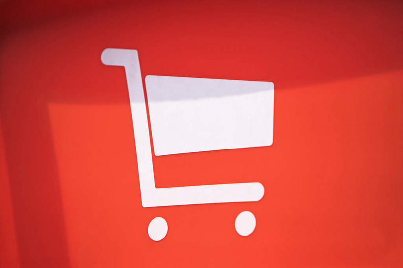 无人,横图,室外,特写,白天,正面,静物,购物车,一辆,阴影,红色背景,反射,影子,车,白色,手推车,便利,存放,载具,快捷,方便,寄存,寄放,暂存,彩图