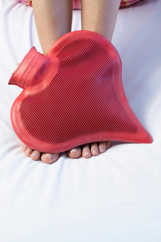 西方人,腿部,脚,脚趾,脚趾甲,腿,一个人,坐,竖图,俯视,室内,特写,白天,床,卧室,欧洲,欧洲人,仅一个年轻女性,仅一个女性,仅一个人,双人床,床单,被子,被单,热水袋,暖水袋,年轻女性,女人,女性,白种人,脚指甲,坐着,半身,彩图,高角度拍摄,睡房,卧房