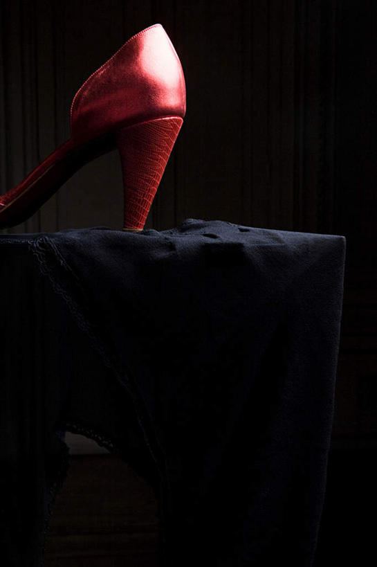 无人,竖图,室内,特写,白天,正面,高跟鞋,时尚,鞋子,阴影,服装,反射,影子,衣服,红色,服饰,衣着,穿着,时髦,衣饰,时兴,彩图