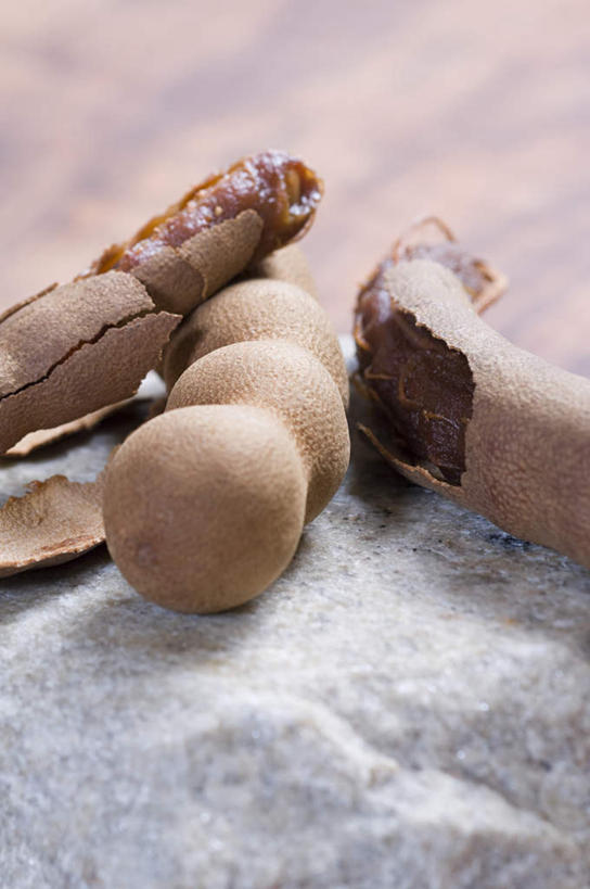 无人,竖图,俯视,室内,特写,白天,桌面,桌子,水果,许多,阴影,反射,木制,影子,调味,香料,佐料,果实,草药,很多,木制品,配料,草本,罗望子,作料,酸豆,酸角,彩图,高角度拍摄