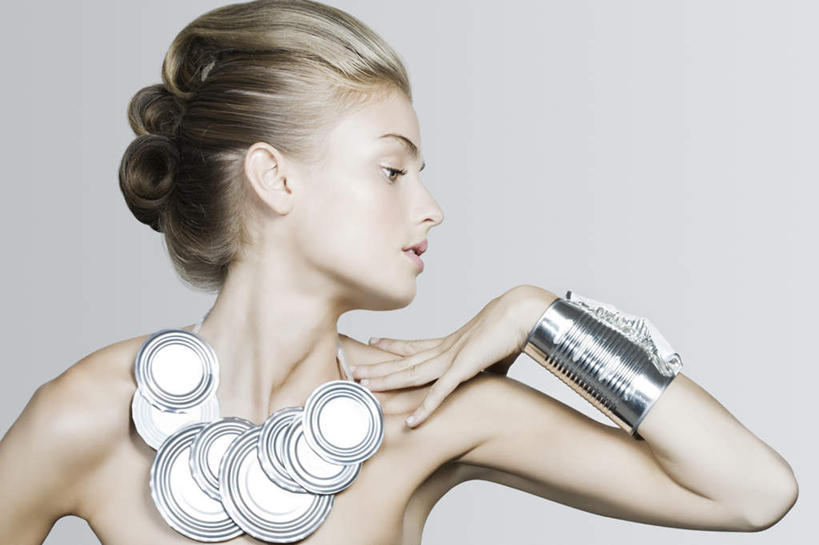 西方人,脸,头,脸颊,手,头发,一个人,站,摸,横图,室内,特写,白天,正面,项链,欧洲,欧洲人,仅一个年轻女性,仅一个女性,仅一个人,许多,抚摸,阴影,灰色背景,环保,反射,盖子,影子,塑料,扭头,注视,裸露,肩膀,装饰品,饰品,首饰,塑料制品,观察,看,站着,转头,辫子,手部,金色,摄影,影棚,能源,观看,单手,回收,资源,察看,关注,裸,利用,低碳,循环,持续,尤物,串连,年轻女性,女人,女性,白种人,头部,长发,脸部,脸蛋,面部,触摸,接触,站立,半身,彩图,影棚拍摄,拍摄,勾通,佳丽,丽人,美人