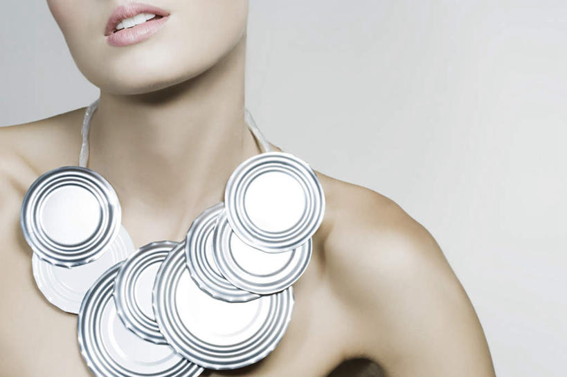 西方人,脸,头,脸颊,头发,一个人,站,笑,微笑,露齿笑,横图,室内,特写,白天,正面,项链,欧洲,欧洲人,仅一个年轻女性,仅一个女性,仅一个人,许多,阴影,灰色背景,环保,反射,盖子,影子,塑料,裸露,肩膀,装饰品,饰品,首饰,塑料制品,站着,辫子,金色,摄影,影棚,能源,回收,资源,裸,利用,低碳,循环,持续,尤物,串连,年轻女性,女人,女性,白种人,头部,长发,脸部,脸蛋,面部,站立,半身,彩图,影棚拍摄,拍摄,勾通,佳丽,丽人,美人