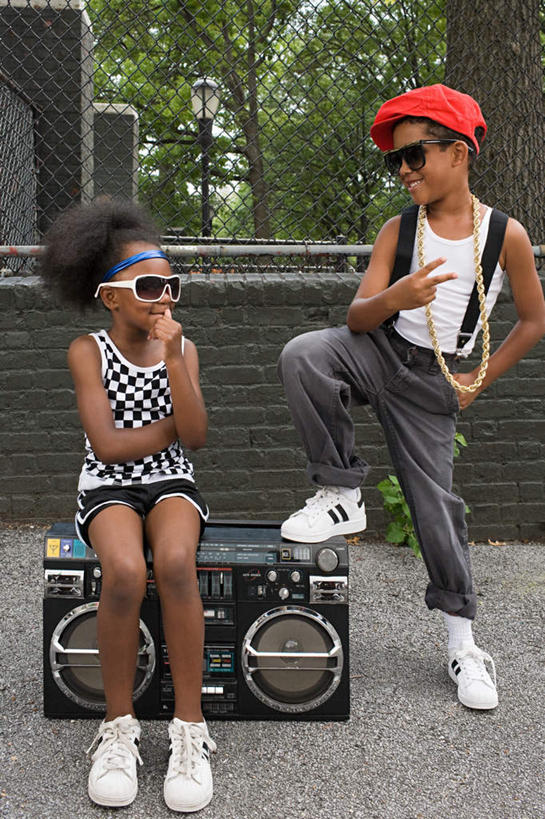 西方人,儿童,两个人,伙伴,朋友,站,坐,竖图,室外,白天,正面,友谊,纯洁,植物,帽子,欧洲,非洲,黑人,欧洲人,撑,阴影,服装,光线,墨镜,眼镜,影子,音箱,托腮,注视,休闲装,树,树木,一个,小孩,衣服,红色,绿色,阳光,自然,太阳镜,太阳眼镜,观察,看,托,站着,休闲,休闲服,遮阳镜,可爱,童年,童趣,服饰,生长,单个,成长,观看,察看,关注,托下巴,贝雷帽,童真,烂漫,无邪,两副,一顶,天真,友情,男孩,男人,男性,女孩,女人,女性,非洲人,站立,坐着,彩图,全身,男生,女生