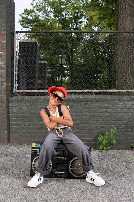 西方人,儿童,一个人,伙伴,朋友,坐,双手交叉,竖图,室外,白天,正面,友谊,纯洁,植物,欧洲,非洲,黑人,欧洲人,仅一个男性,仅一个人,一副,服装,墨镜,束发带,眼镜,墙,铁丝网,音箱,注视,休闲装,墙壁,墙面,树,树木,小孩,衣服,绿色,自然,太阳镜,太阳眼镜,观察,看,仅一个小孩,休闲,休闲服,遮阳镜,可爱,童年,童趣,服饰,生长,成长,观看,察看,双手抱胸,关注,童真,烂漫,无邪,铁蒺藜,天真,友情,男孩,男人,男性,白种人,非洲人,孩子,坐着,彩图,全身,男生