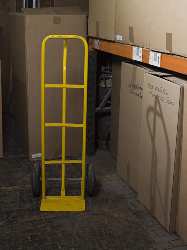 无人,工厂,竖图,室内,白天,正面,静物,墙,仓库,墙壁,墙面,车,手推车,交通工具,独轮车,载具,彩图,工地,制造厂