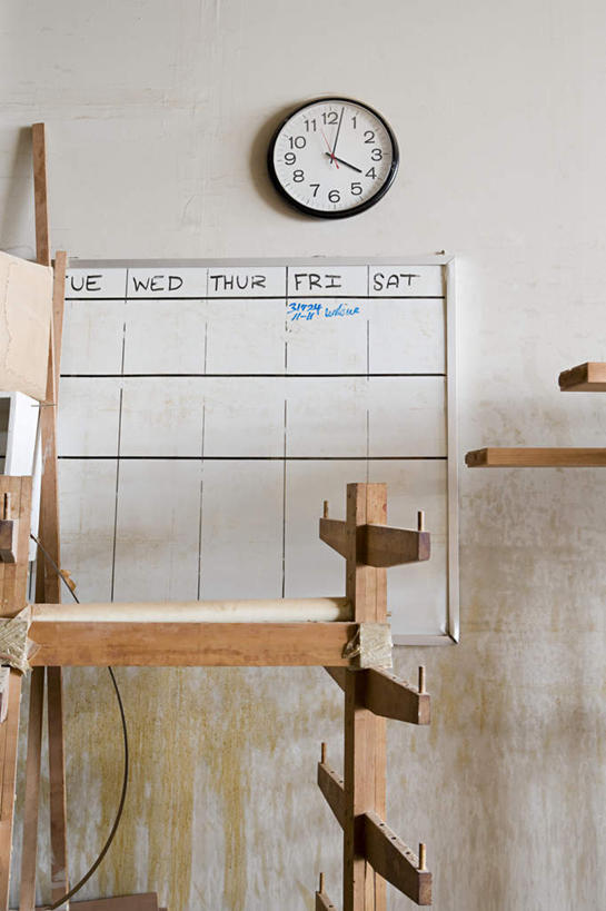 无人,工厂,竖图,室内,白天,正面,桌子,时间,木材,时钟,墙,计时,墙壁,墙面,木柴,一个,挂钟,钟表,表,木料,单个,记录板,记事板,钟,彩图,工地,制造厂