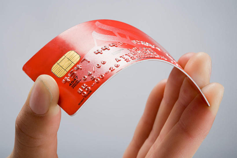 西方人,手,一个人,横图,室内,特写,白天,正面,信用卡,欧洲,欧洲人,仅一个年轻女性,仅一个女性,仅一个人,握,灰色背景,一个,红色,弯,手部,卡,握着,储蓄卡,摄影,影棚,单个,单手,银行卡,年轻女性,女人,女性,白种人,半身,彩图,影棚拍摄,拍摄