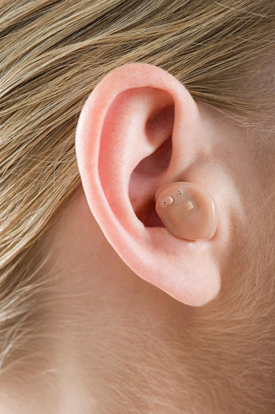 西方人,耳朵,头发,一个人,竖图,室内,特写,白天,侧面,安全,欧洲,欧洲人,仅一个年轻女性,仅一个女性,仅一个人,灰色背景,防护,一个,金色,摄影,影棚,单个,保护,医疗设备,医疗器械,保险,医疗工具,保全,周全,安稳,安定,助听器,平安,年轻女性,女人,女性,白种人,耳,耳部,半身,彩图,影棚拍摄,拍摄