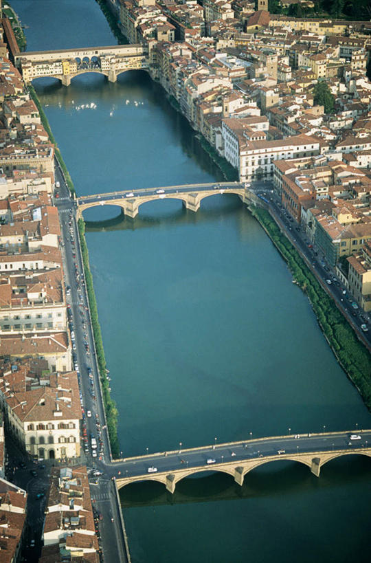 无人,家,竖图,俯视,航拍,室外,白天,旅游,度假,河流,石头,水,植物,标志建筑,地标,建筑,意大利,佛罗伦萨,欧洲,一排,波纹,整齐,石子,房屋,屋子,河水,水流,桥,涟漪,娱乐,建设,石桥,楼房,拱桥,住宅,栈桥,树,树木,排列,绿色,倒影,水纹,自然,波浪,享受,休闲,旅游胜地,放松,拱形,生长,成长,人行桥,石拱桥,倒映,托斯卡纳,鸟瞰,队列,南欧,意大利共和国,首府,水晕,百花之城,翡冷翠,托斯卡纳大区,反照,旧桥,老桥,维琪奥桥,石块,彩图,高角度拍摄,房子