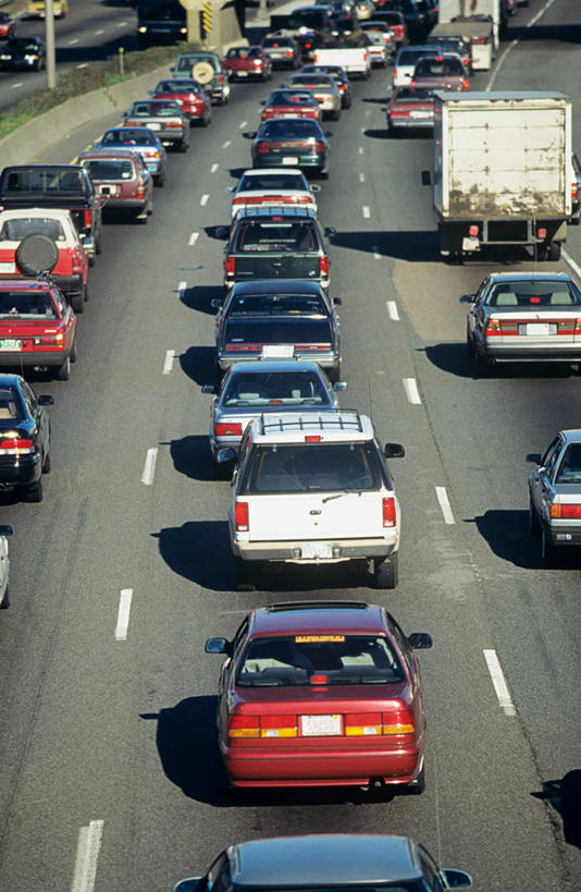 无人,竖图,俯视,室外,白天,道路,路,公路,汽车,照明,一排,许多,阴影,整齐,并列,并排,反射,影子,灯光,分界线,停车线,交通,很多,车,灯,排列,灯具,交通工具,轿车,警示,车灯,尾灯,车行道,车行道分界线,照亮,提醒,照明设备,堵塞,队列,提示,载具,标线,平行,车行线,梗塞,拥塞,马路,彩图,高角度拍摄