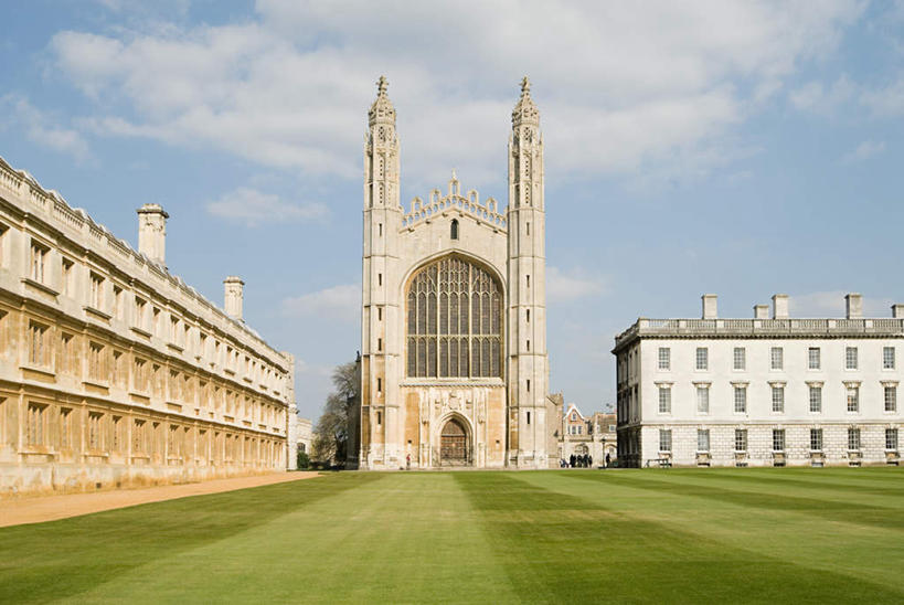 无人,学校,教学楼,教堂,横图,室外,白天,仰视,旅游,度假,草地,草坪,名胜古迹,植物,标志建筑,地标,建筑,英国,欧洲,节日,遗迹,云,云朵,云彩,古迹,文化,文物,娱乐,建设,古建筑,校园,英格兰,草,树,树木,蓝色,绿色,白云,蓝天,天空,自然,天,祈祷,享受,休闲,教室,健康,旅游胜地,放松,许愿,宗教,信仰,生长,晴朗,成长,纪念,祈求,基督教,西欧,天主教,大不列颠,信念,古文明,大不列颠及北爱尔兰联合王国,剑桥,院校,大不列颠联合王国,日不落英帝国,高等学府,剑桥大学,英国剑桥大学,剑桥郡,平安,晴空,彩图,低角度拍摄,大教堂,大学,教学大楼,礼拜堂