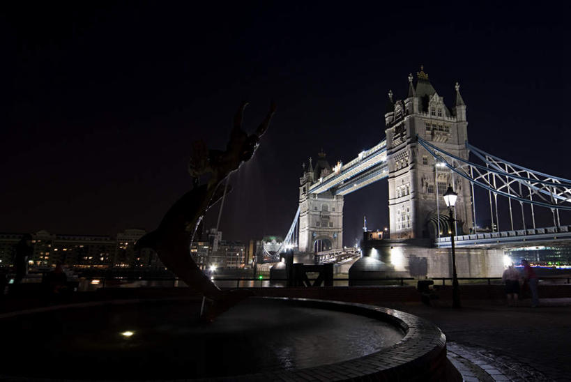 无人,横图,室外,夜晚,仰视,旅游,度假,标志建筑,大桥,地标,建筑,路灯,喷泉,桥梁,夜景,照明,英国,欧洲,伦敦,阴影,光线,影子,景观,桥,灯光,首都,文化,娱乐,建设,伦敦塔桥,泰晤士河,灯,品味,享受,休闲,旅游胜地,放松,照亮,照明设备,西欧,水景,大不列颠,大不列颠及北爱尔兰联合王国,塔桥,美观,大不列颠联合王国,日不落英帝国,雾都,设计,彩图,低角度拍摄