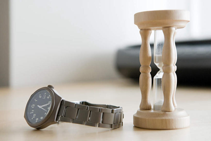 无人,横图,室内,特写,白天,正面,桌子,静物,计时器,沙漏,阴影,朦胧,模糊,时间,反射,沙子,时钟,手表,影子,墙,计时,书桌,墙壁,墙面,一个,白色,课桌,钟表,表,单个,定时器,腕表,准确,精准,钟,彩图