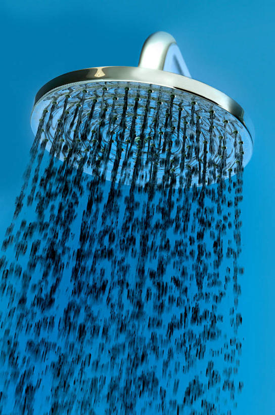 无人,竖图,室内,特写,白天,仰视,水,金属制品,阴影,飞溅,蓝色背景,朦胧,模糊,溅,反射,金属,液体,影子,水滴,花洒,莲蓬头,水珠,一个,摄影,影棚,单个,喷洒,喷雾头,彩图,低角度拍摄,影棚拍摄,拍摄