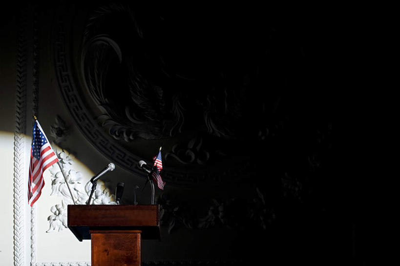 无人,横图,室内,白天,正面,桌面,桌子,旗帜,国旗,照明,阴影,反射,木制,影子,灯光,灯,话筒,木制品,灯具,美国国旗,聚光灯,照亮,麦克风,照明设备,扩音器,传声器,演讲台,微音器,旗,彩图