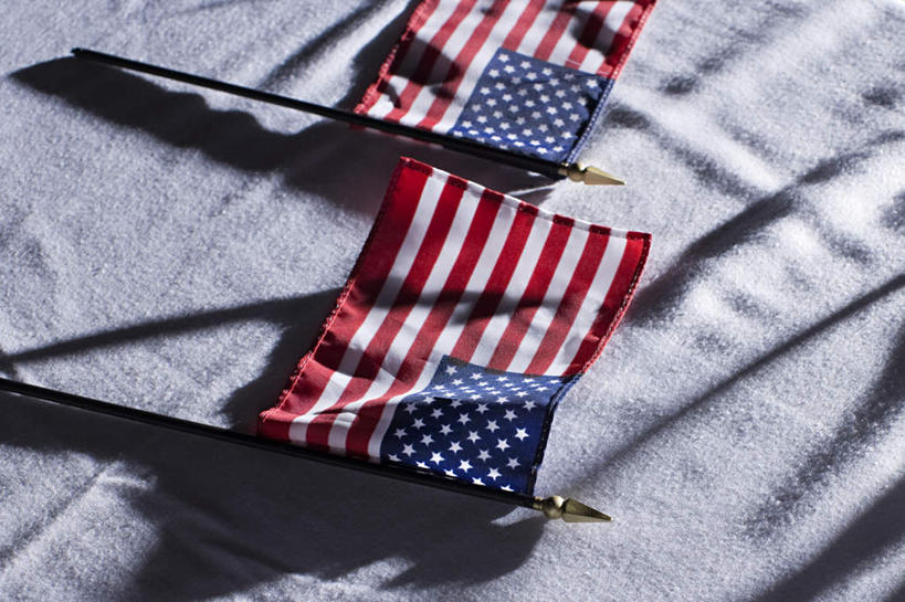 无人,横图,俯视,室内,特写,白天,静物,旗帜,国旗,纺织品,两面,阴影,反射,布,影子,织物,美国国旗,布匹,卡其布,旗,彩图,高角度拍摄