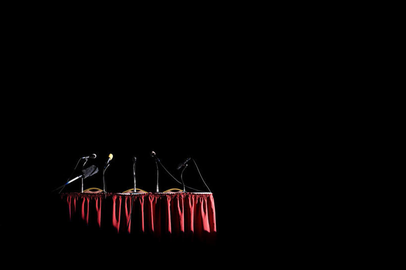 无人,横图,室内,白天,正面,桌面,桌子,照明,阴影,反射,木制,布料,影子,灯光,布纹,灯,桌布,餐巾,话筒,木制品,灯具,台布,聚光灯,照亮,麦克风,照明设备,扩音器,传声器,演讲台,微音器,彩图