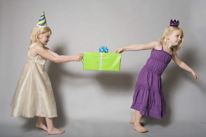 西方人,儿童,两个人,家庭,站,拉,横图,室内,白天,侧面,纯洁,礼盒,礼物,帽子,欧洲,欧洲人,抢,握,灰色背景,纸质,服装,装饰,丝绸,丝带,纸盒,缎带,拿,拿着,注视,休闲装,生日帽,绸带,盒子,小孩,衣服,绿色,包装盒,礼品盒,观察,看,站着,休闲,温暖,温馨,一家人,休闲服,可爱,童年,童趣,握着,摄影,服饰,礼品,影棚,观看,华丽,修饰,点缀,和睦,察看,小丑帽,关注,童真,烂漫,无邪,三角帽,狂欢帽,派对帽,聚会帽,纸帽,衬托,美观,雅致,雅观,天真,女孩,女人,女性,白种人,站立,彩图,全身,影棚拍摄,拍摄,融洽,女生