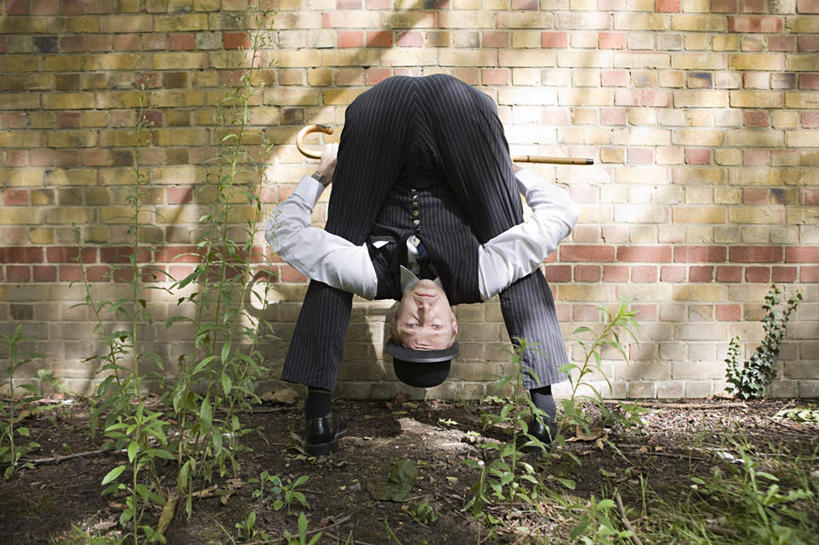 西方人,一个人,站,横图,室外,白天,正面,戏服,西装,游戏,草地,草坪,植物,欧洲,欧洲人,仅一个男性,仅一个人,仅一个中年男性,表演,弯腰,阴影,套装,正装,反射,影子,墙,玩,注视,职业装,娱乐,墙壁,墙面,草,绿色,观察,看,站着,休闲,观看,活动,察看,发泄,关注,消遣,智力,角色扮演,宣泄,弯身,演戏,男人,男性,中年男性,白种人,玩耍,嬉戏,站立,彩图,全身