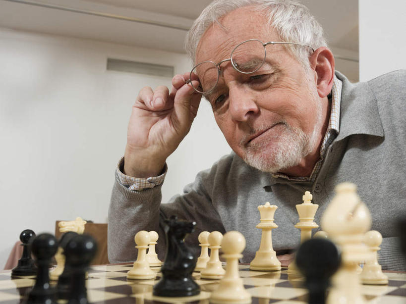 西方人,一个人,坐,笑,微笑,露齿笑,横图,室内,白天,正面,游戏,快乐,比赛,竞争,桌面,桌子,欧洲,欧洲人,仅一个男性,仅一个人,一副,握,服装,朦胧,模糊,眼镜,墙,大理石,玩,注视,休闲装,娱乐,墙壁,墙面,衣服,白色,象棋,观察,看,仅一个老年男性,休闲,休闲服,棋盘,国际象棋,益智,握着,服饰,观看,活动,察看,发泄,关注,消遣,智力,困惑,近视眼镜,宣泄,大理石制品,老年男性,男人,男性,白种人,玩耍,嬉戏,坐着,半身,彩图